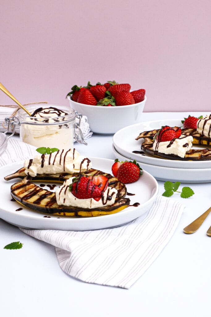 Grillet banan - Opskrift med vanilje flødeskum og chokoladesauce