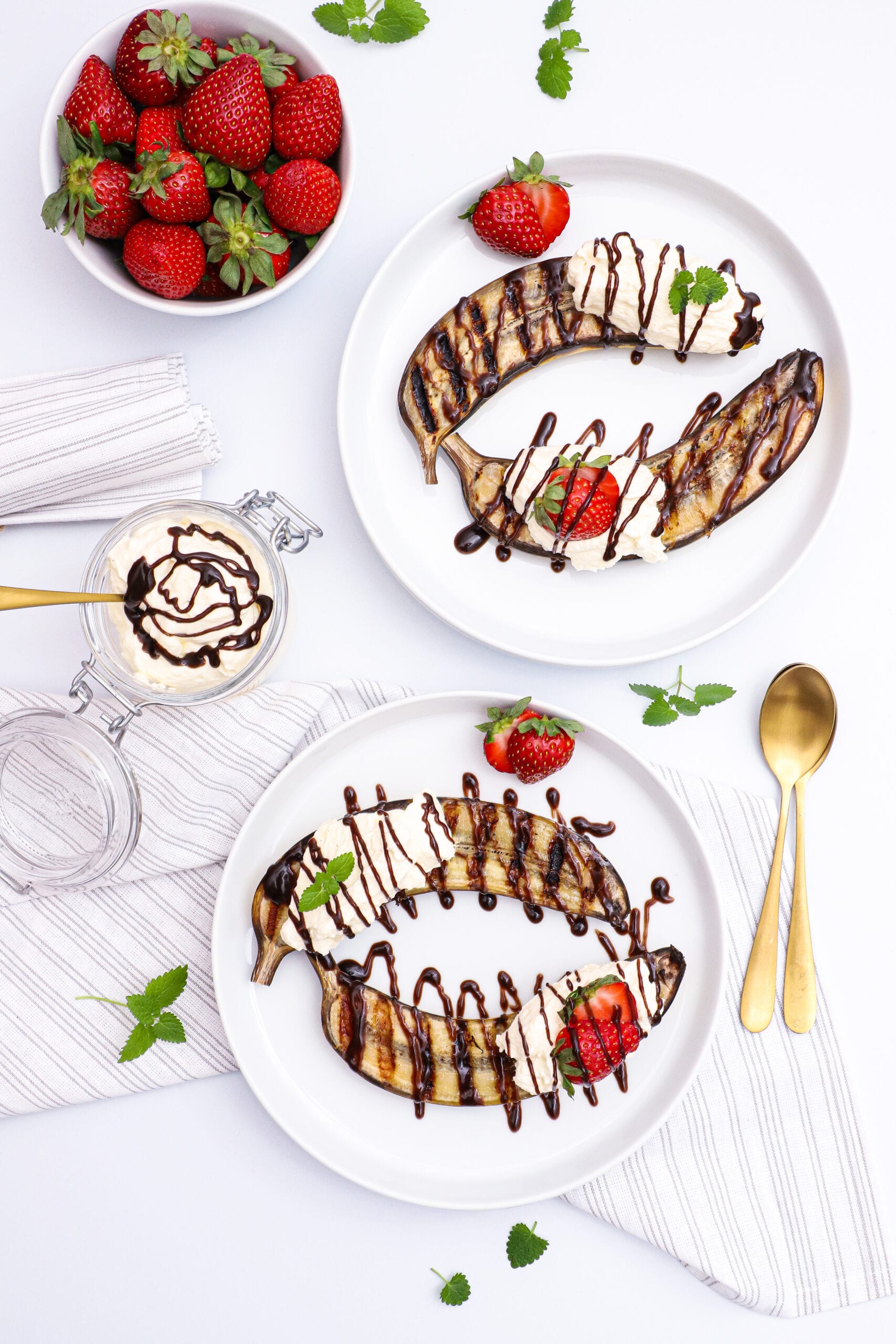 Grillet banan - Opskrift med vanilje flødeskum og chokoladesauce