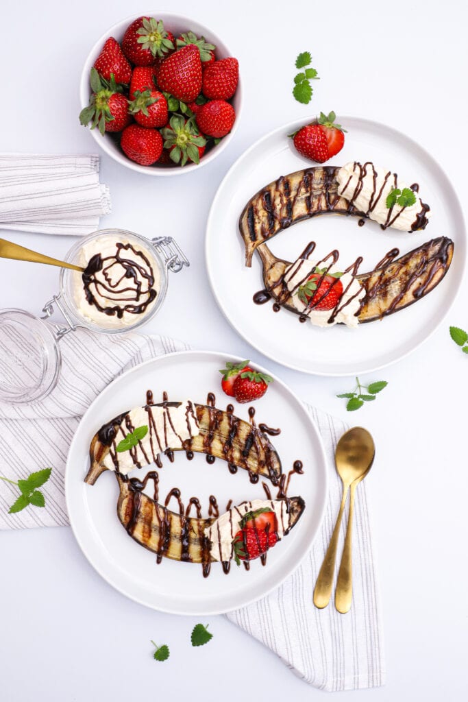 Grillet banan - Opskrift med vanilje flødeskum og chokoladesauce