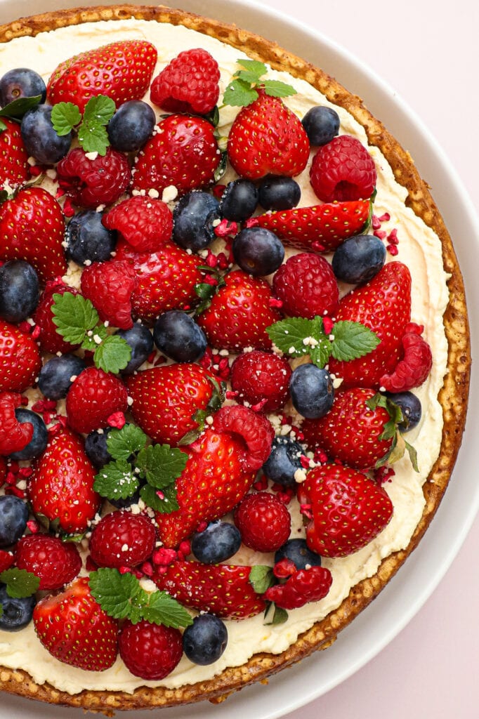 Mandelbunde med mascarponecreme og bær - Opskrift på skøn sommer dessert
