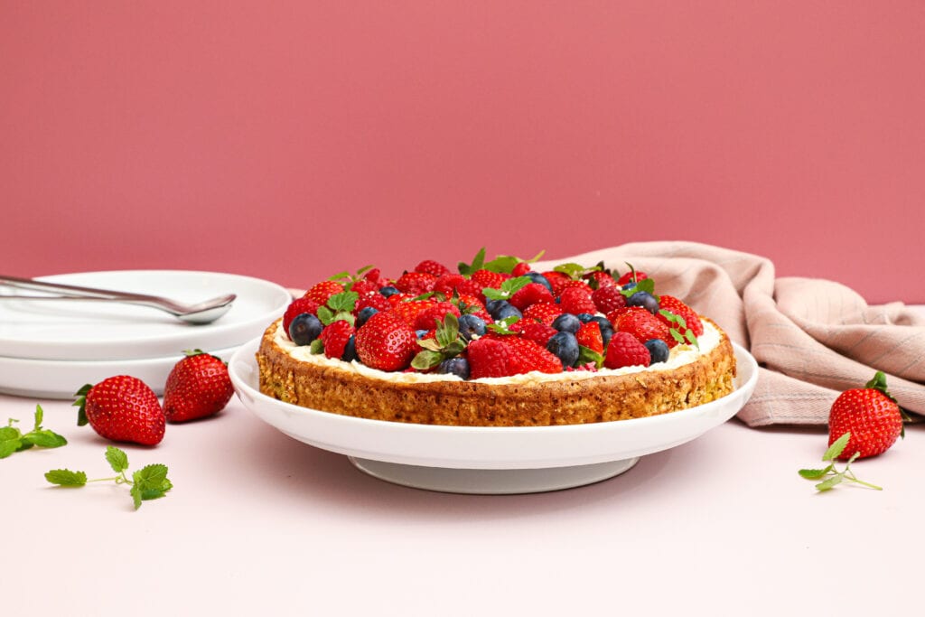 Mandelbunde med mascarponecreme og bær - Opskrift på skøn sommer dessert