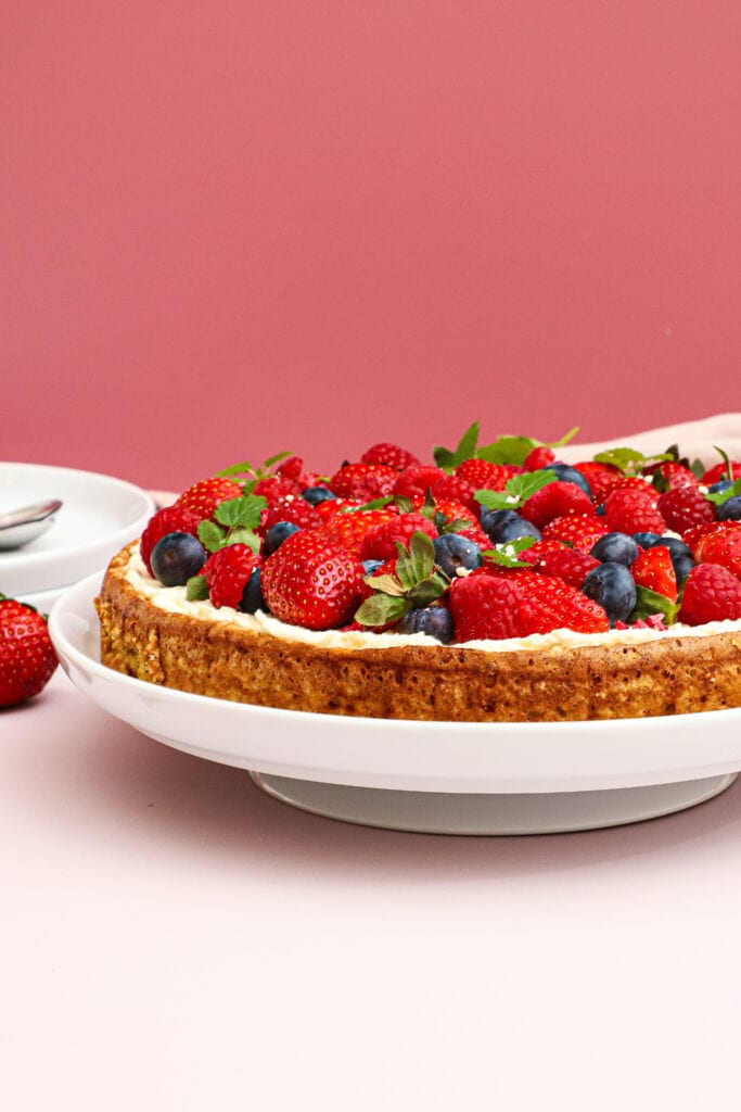 Mandelbunde med mascarponecreme og bær - Opskrift på skøn sommer dessert