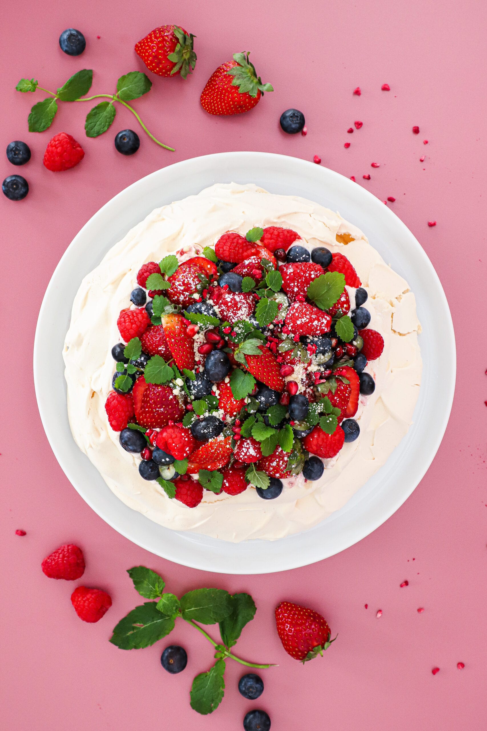 Pavlova med jordbærflødeskum og bær - Opskrift på sommerdessert