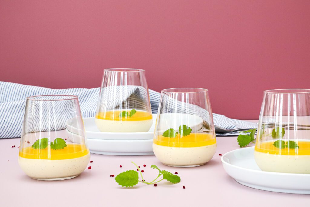 Panna cotta med fersken gelé - Opskrift på italiensk panna cotta