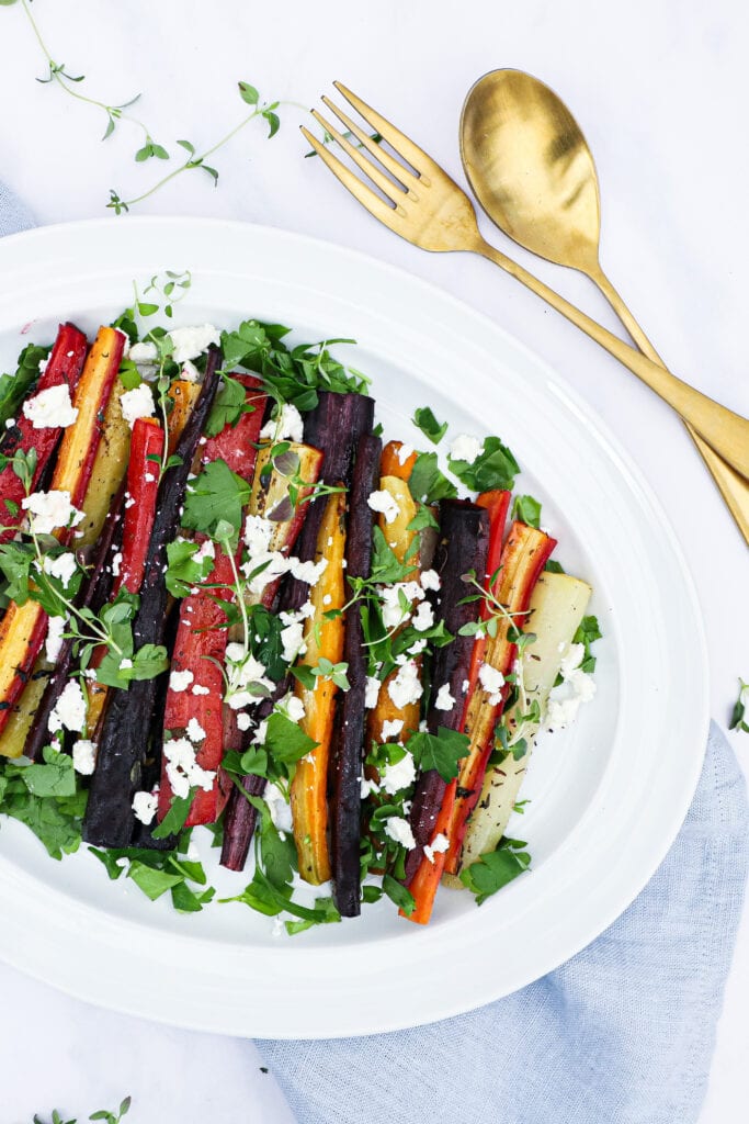 Bagte gulerødder - Opskrift på citronbagte gulerødder med feta