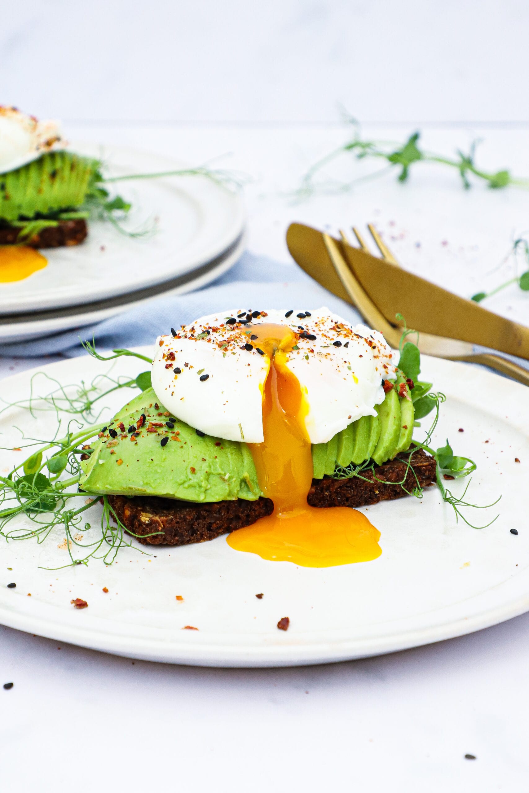 Pocheret æg og avocado - Opskrift på smørrebrød med pocheret æg