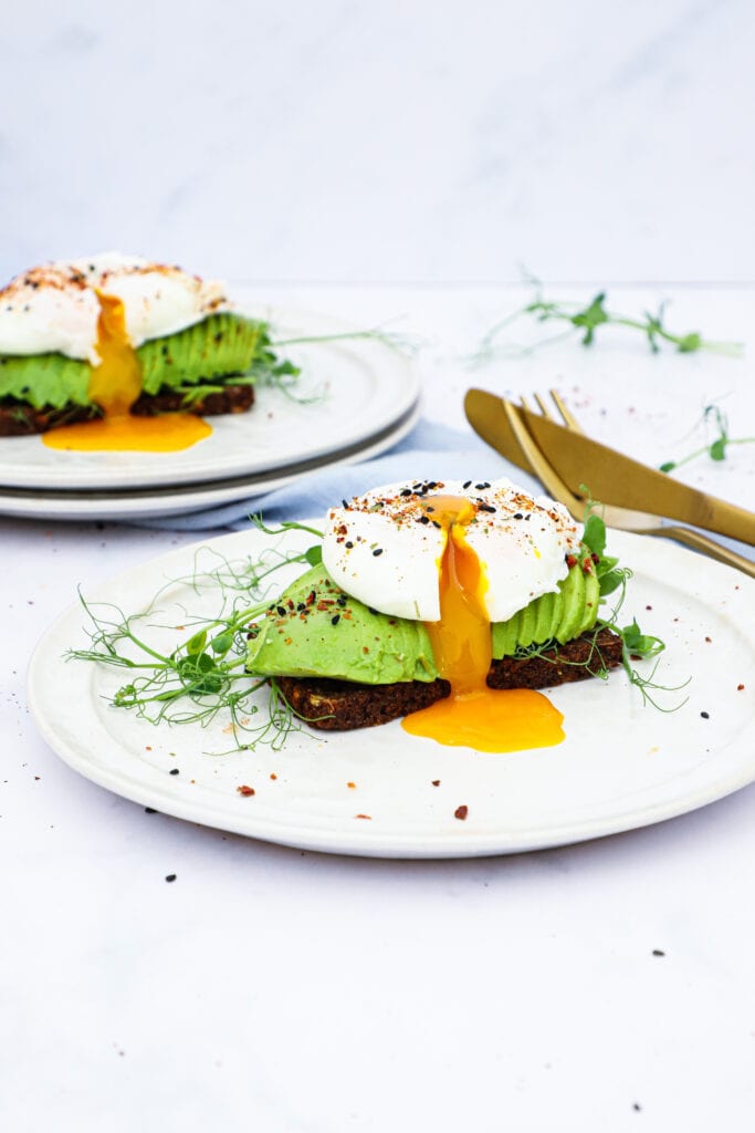 Pocheret æg og avocado - Opskrift på smørrebrød med pocheret æg