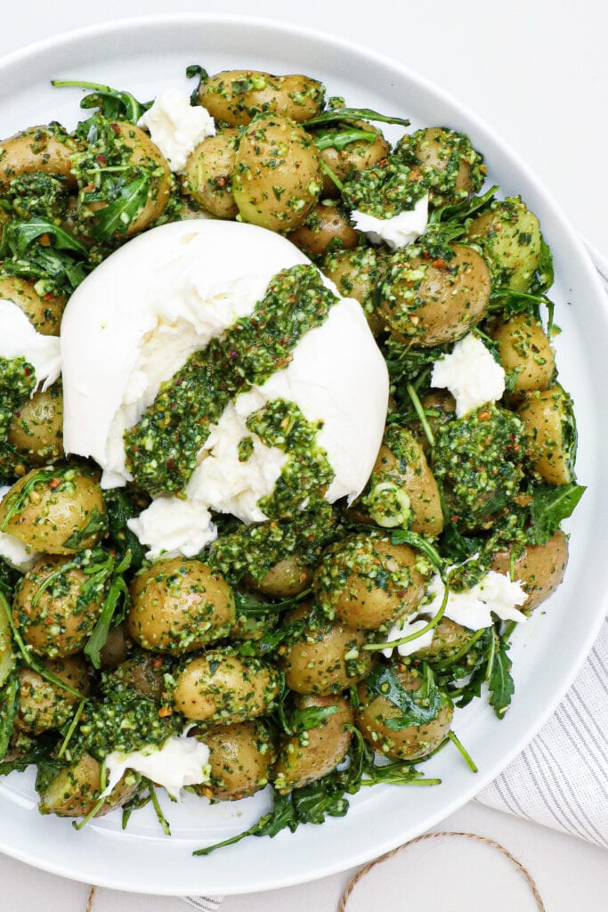 Kartoffelsalat med pesto og burrata - Opskrift på pestokartofler