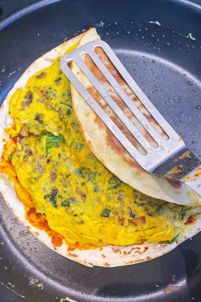 Opskrift på sprød tortilla æggewrap med svampe, spinat og ost