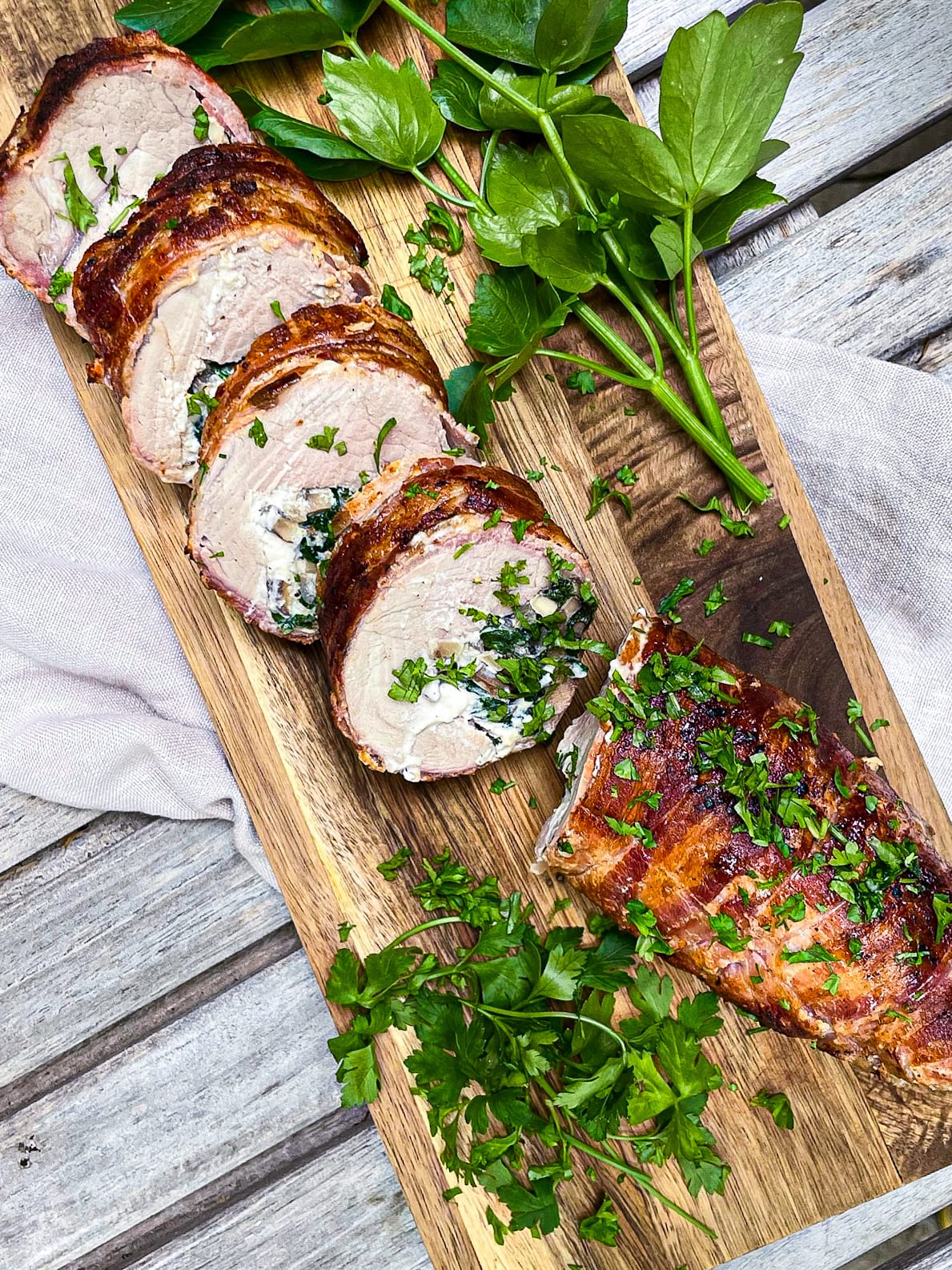 Opskrift på fyldt svinemørbrad med svampe, spinat og ricotta