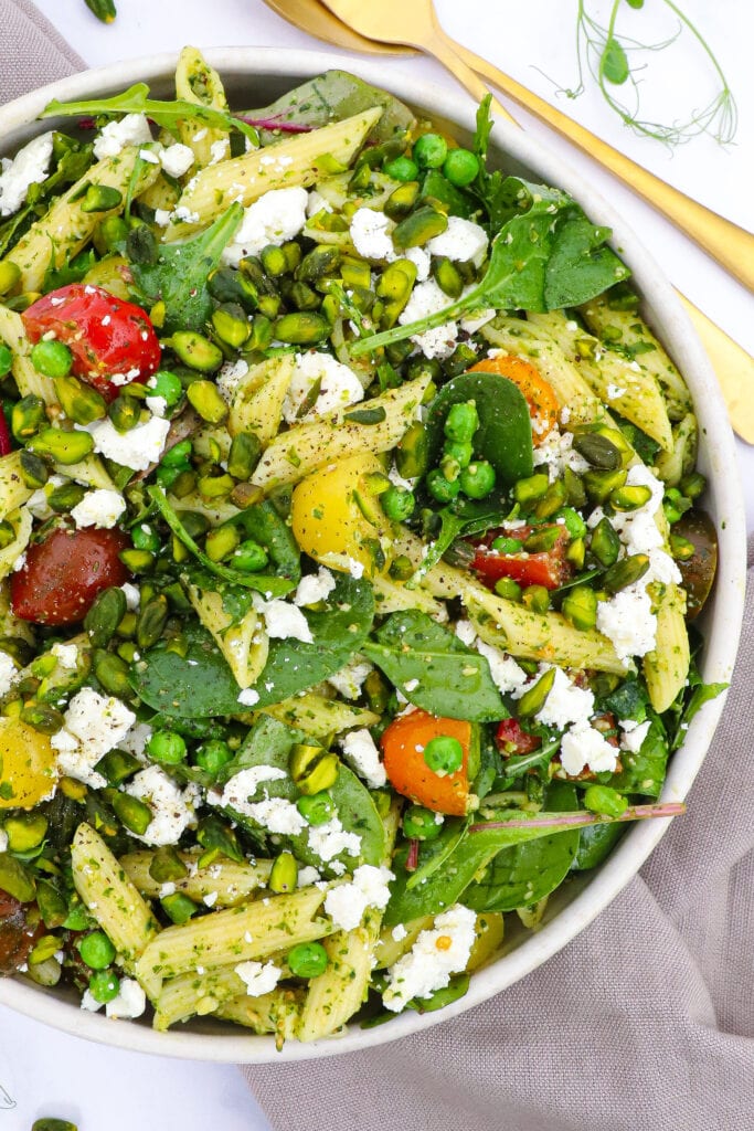 Pastasalat med pesto og tomater - Opskrift på nem pastasalat