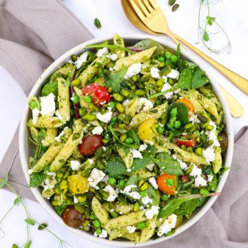 Pastasalat med pesto og tomater - Opskrift på nem pastasalat