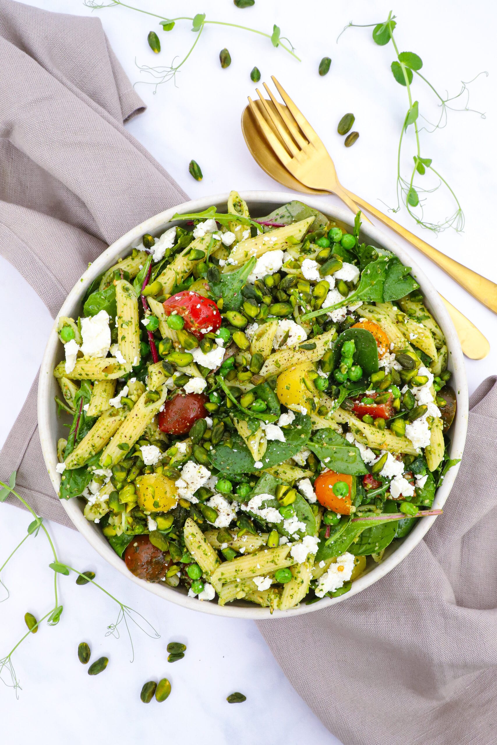 Pastasalat med pesto og tomater - Opskrift på nem pastasalat