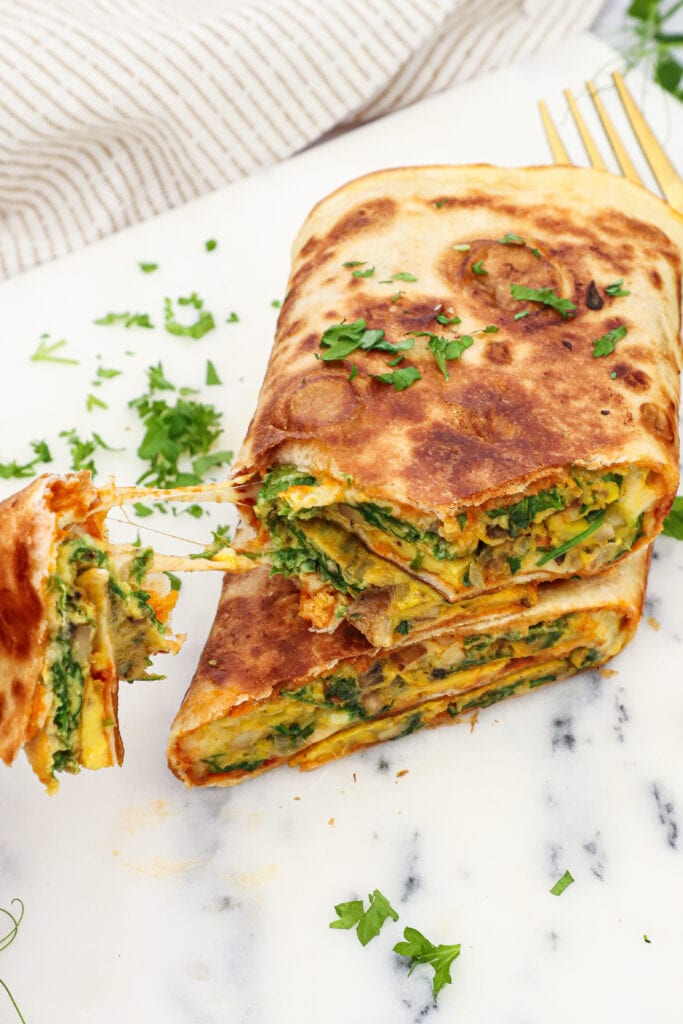 Opskrift på sprød tortilla æggewrap med svampe, spinat og ost