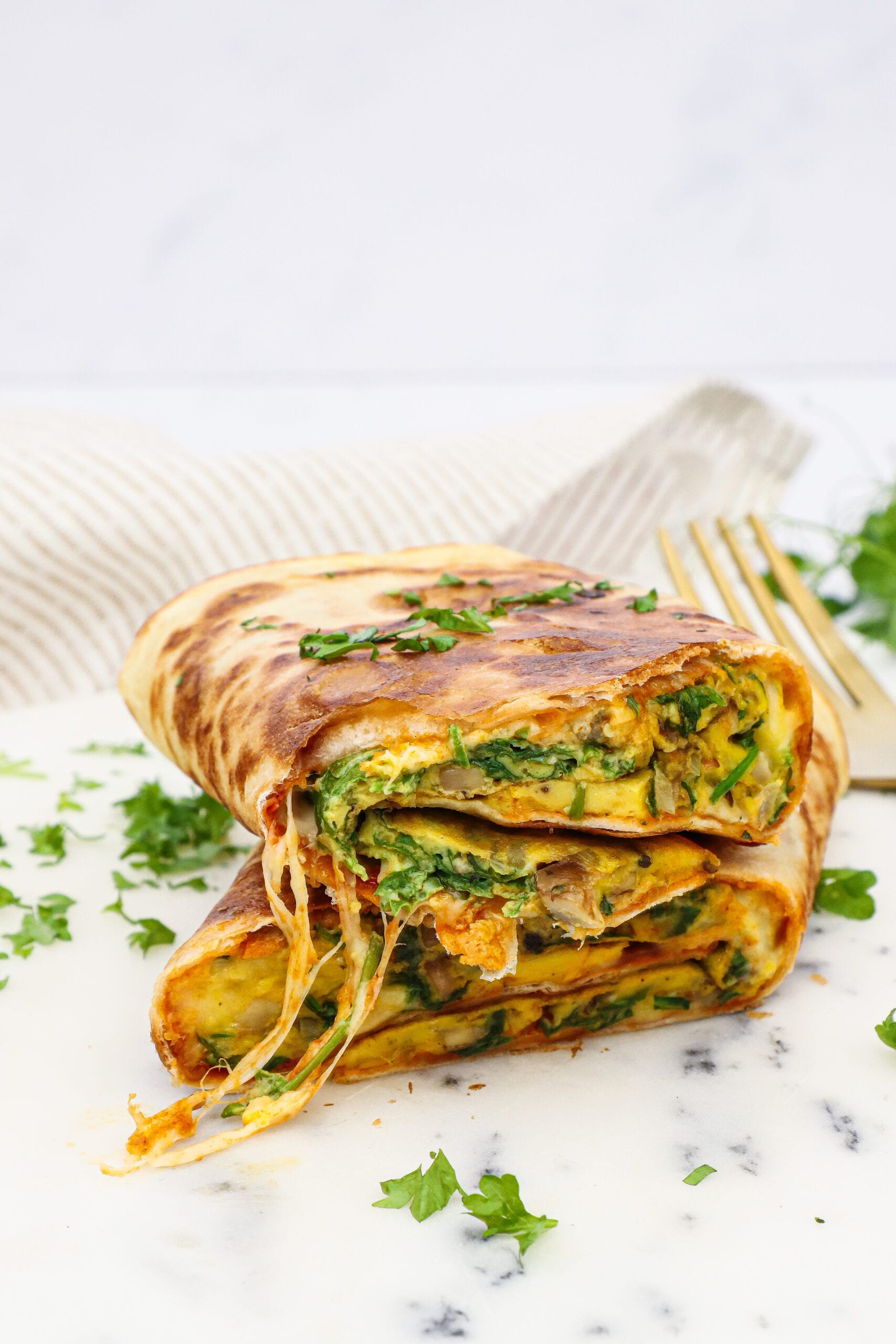Opskrift på sprød tortilla æggewrap med svampe, spinat og ost