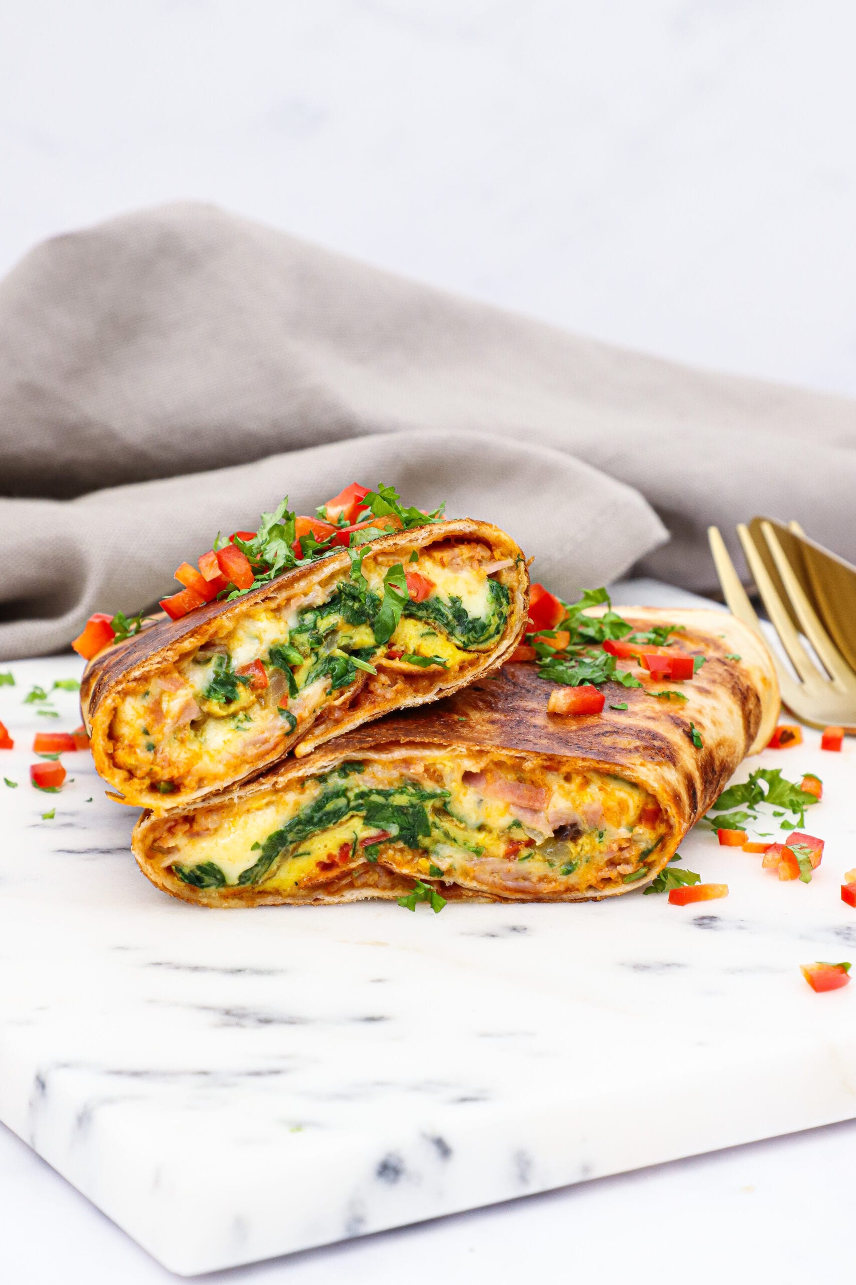 Opskrift på sprød tortilla æggewrap med spinat, skinke og ost