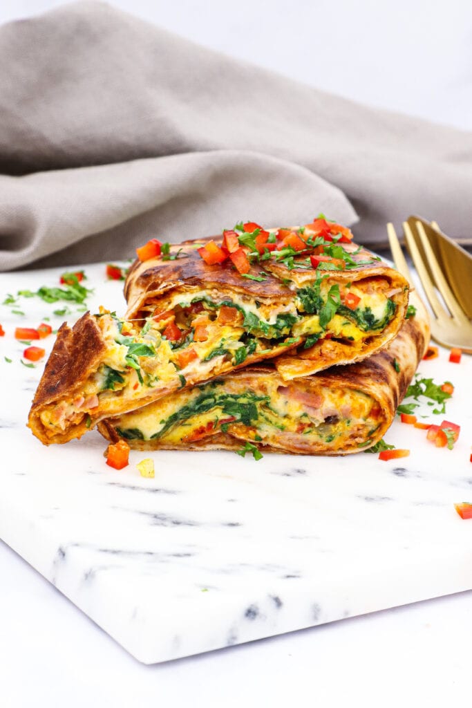 Opskrift på sprød tortilla æggewrap med spinat, skinke og ost