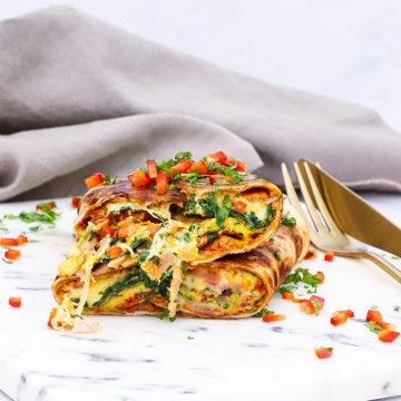 Opskrift på sprød tortilla æggewrap med spinat, skinke og ost