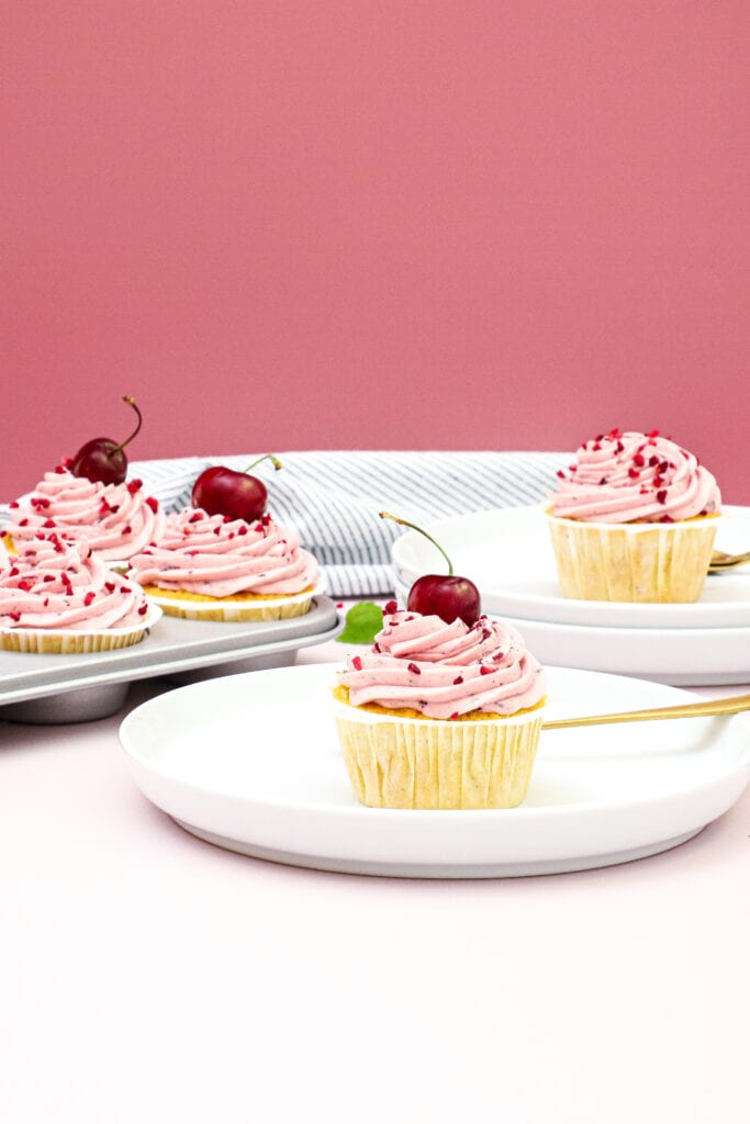 Mandelmuffins med kirsebær frosting - Opskrift på muffins