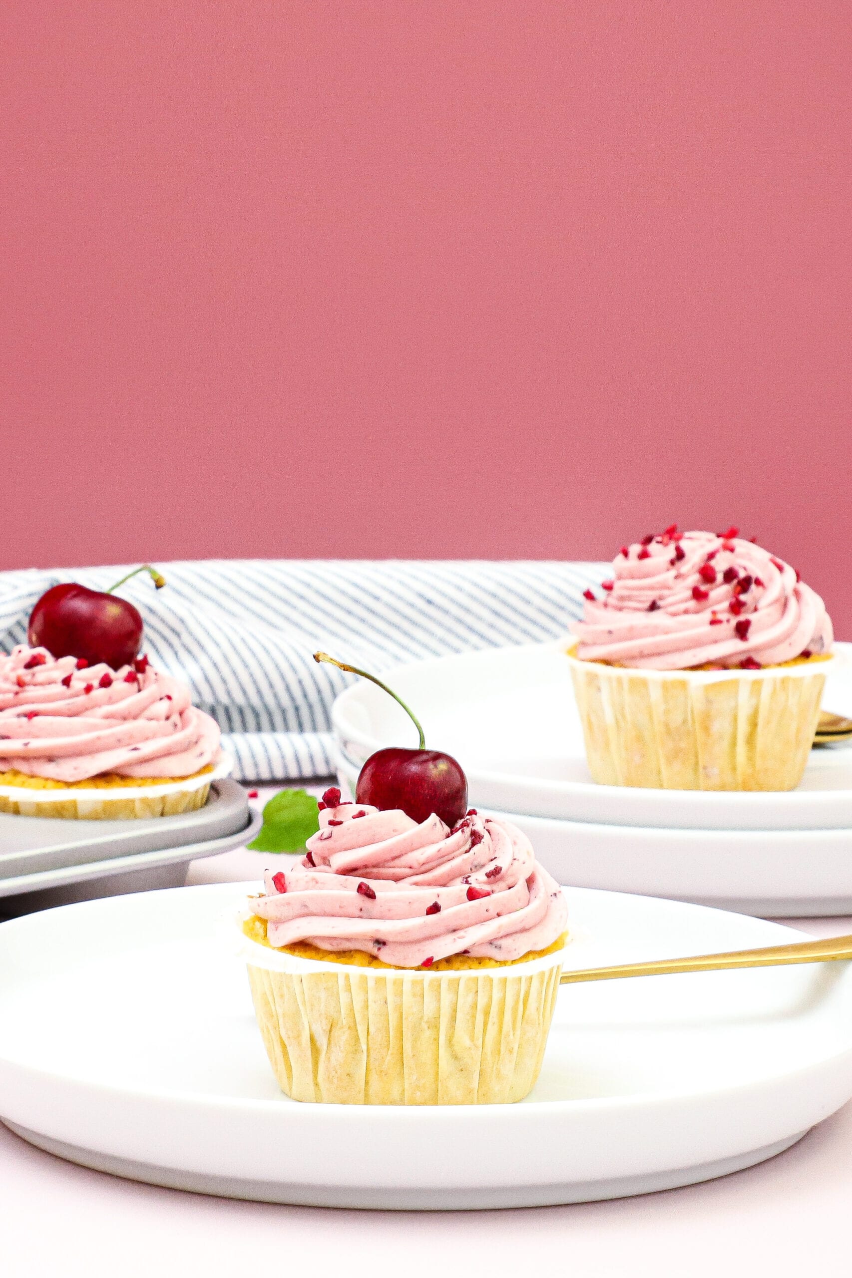 Mandelmuffins med kirsebær frosting - Opskrift på muffins