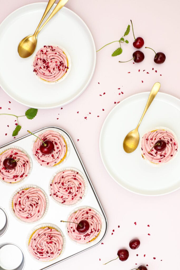 Mandelmuffins med kirsebær frosting - Opskrift på muffins