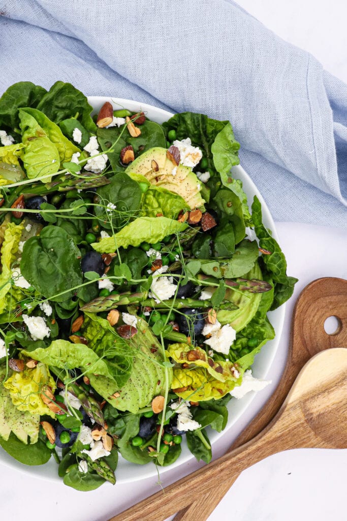 Nem opskrift på grøn salat med asparges, avocado, blåbær og feta