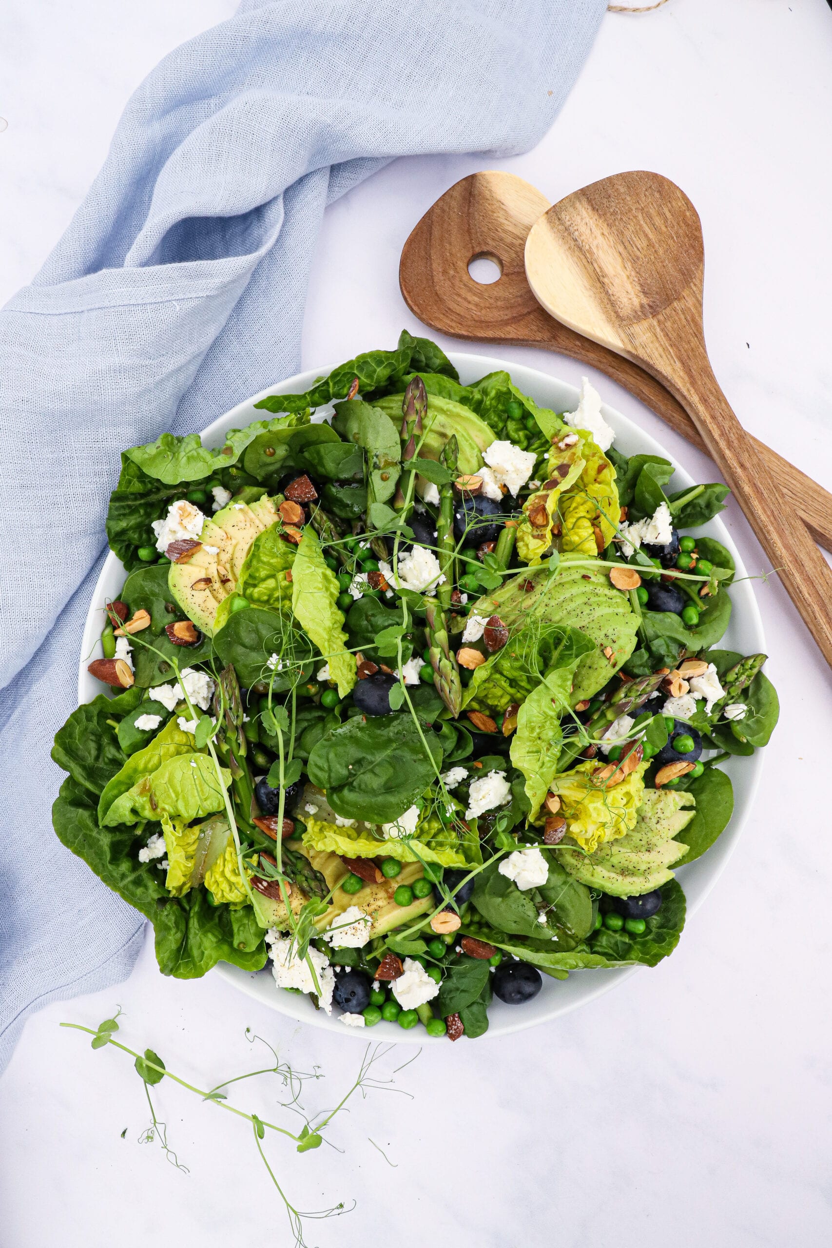 Nem opskrift på grøn salat med asparges, avocado, blåbær og feta