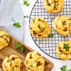 Snurrer med feta og soltørrede tomater - Opskrift på snurrer