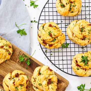 Snurrer med feta og soltørrede tomater - Opskrift på snurrer