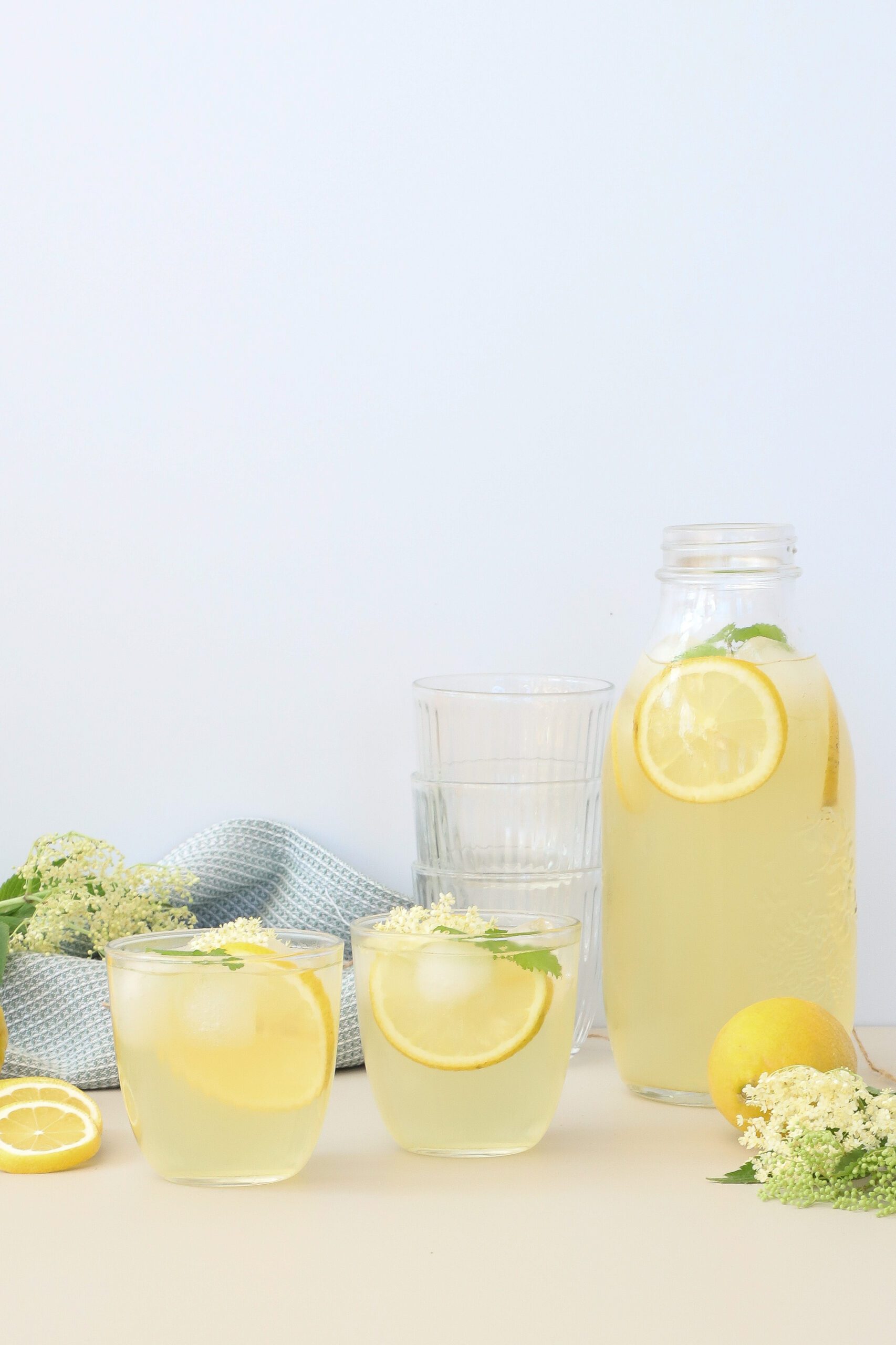 Hyldeblomstsaft - Opskrift på lækker hyldeblomstsaft med citron
