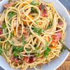 Pasta med fløde, pancetta og tomater, - en smule hvidvin, parmesan og basilikum.