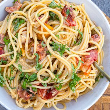 Pasta med fløde, pancetta og tomater, - en smule hvidvin, parmesan og basilikum.