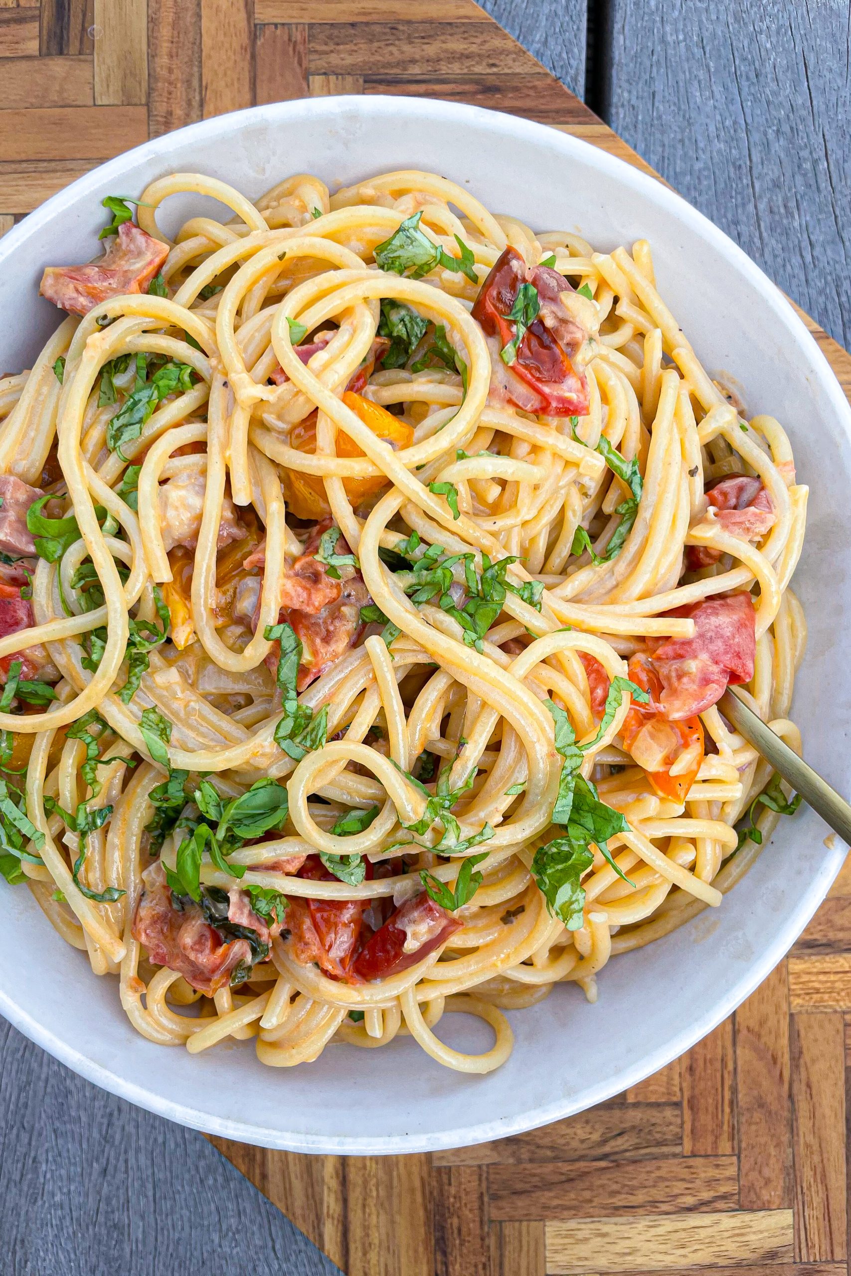 Pasta med fløde, pancetta og tomater, - en smule hvidvin, parmesan og basilikum.