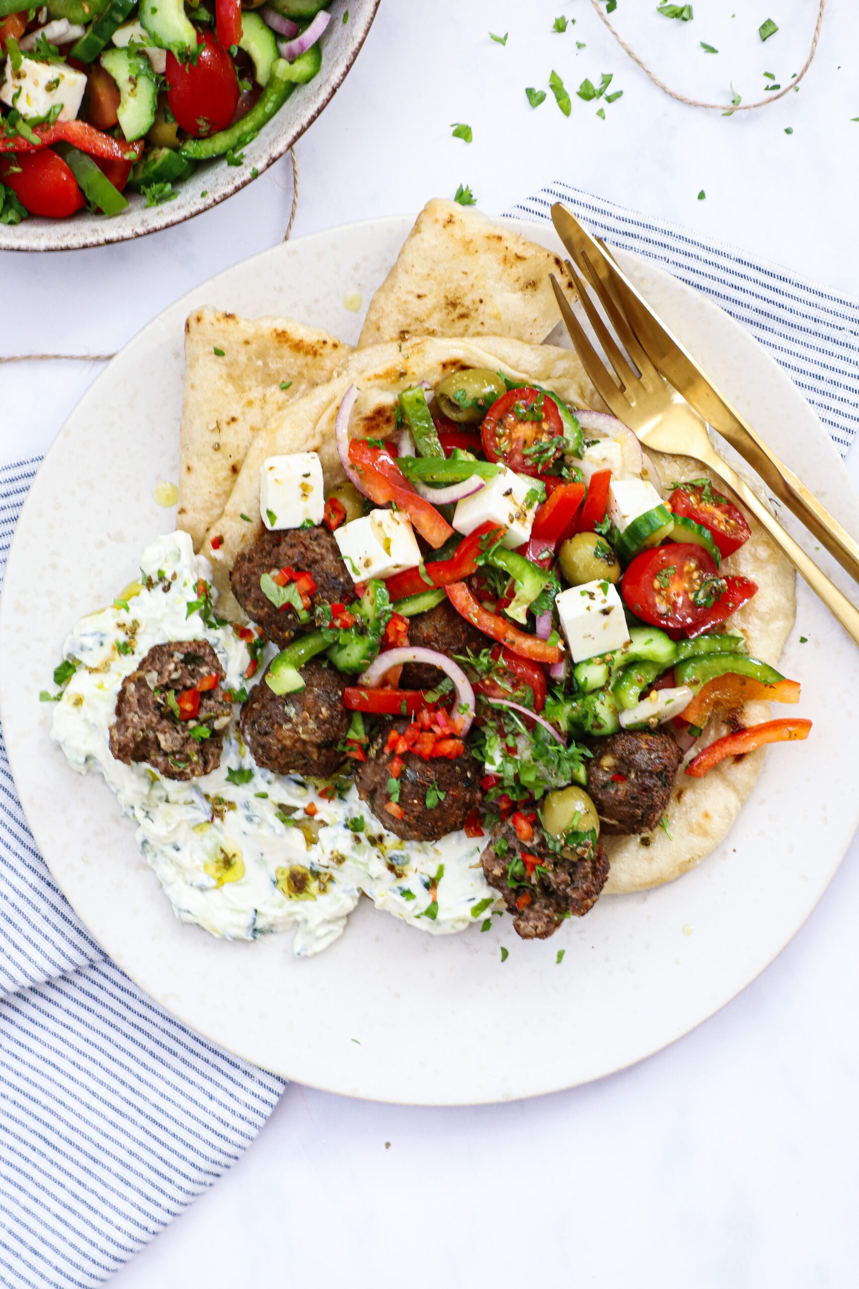 Græske kødboller i fladbrød - Opskrift med tzatziki og græsk salat