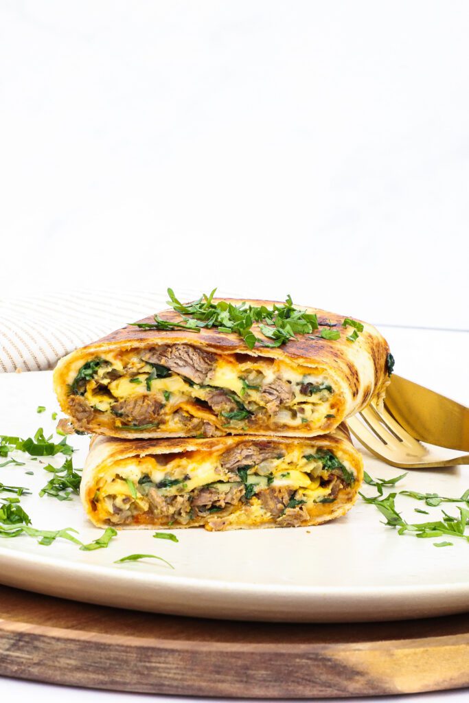 Opskrift på sprød tortilla æggewrap med oksemørbrad, spinat og ost