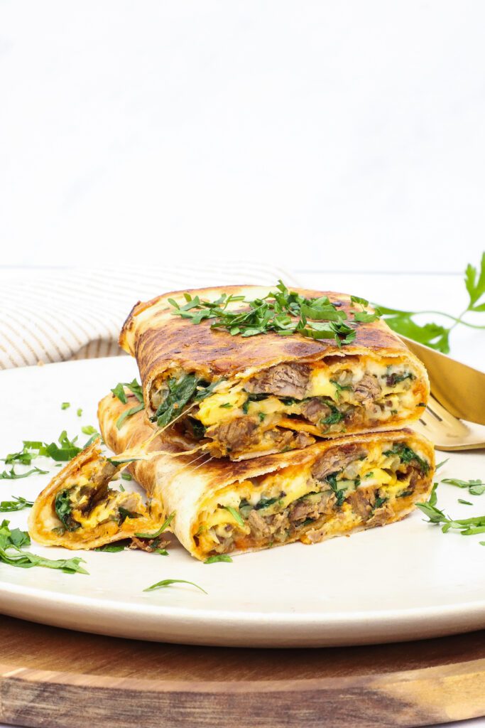 Opskrift på sprød tortilla æggewrap med oksemørbrad, spinat og ost