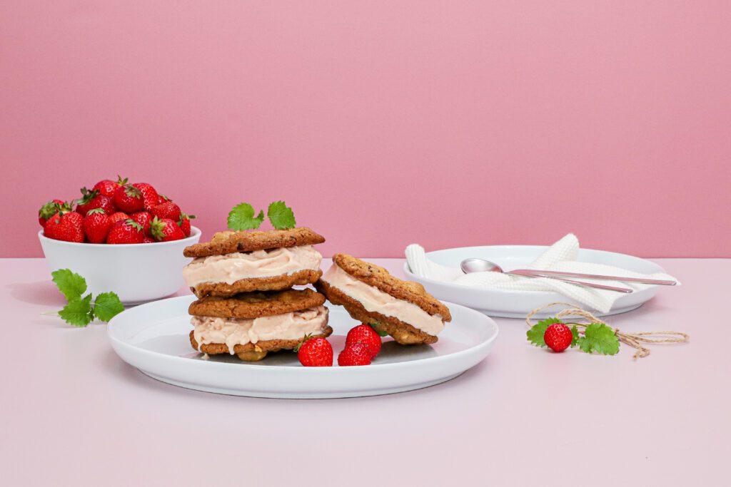 Cookie is-sandwich - Is-sandwich med jordbæris og cookies