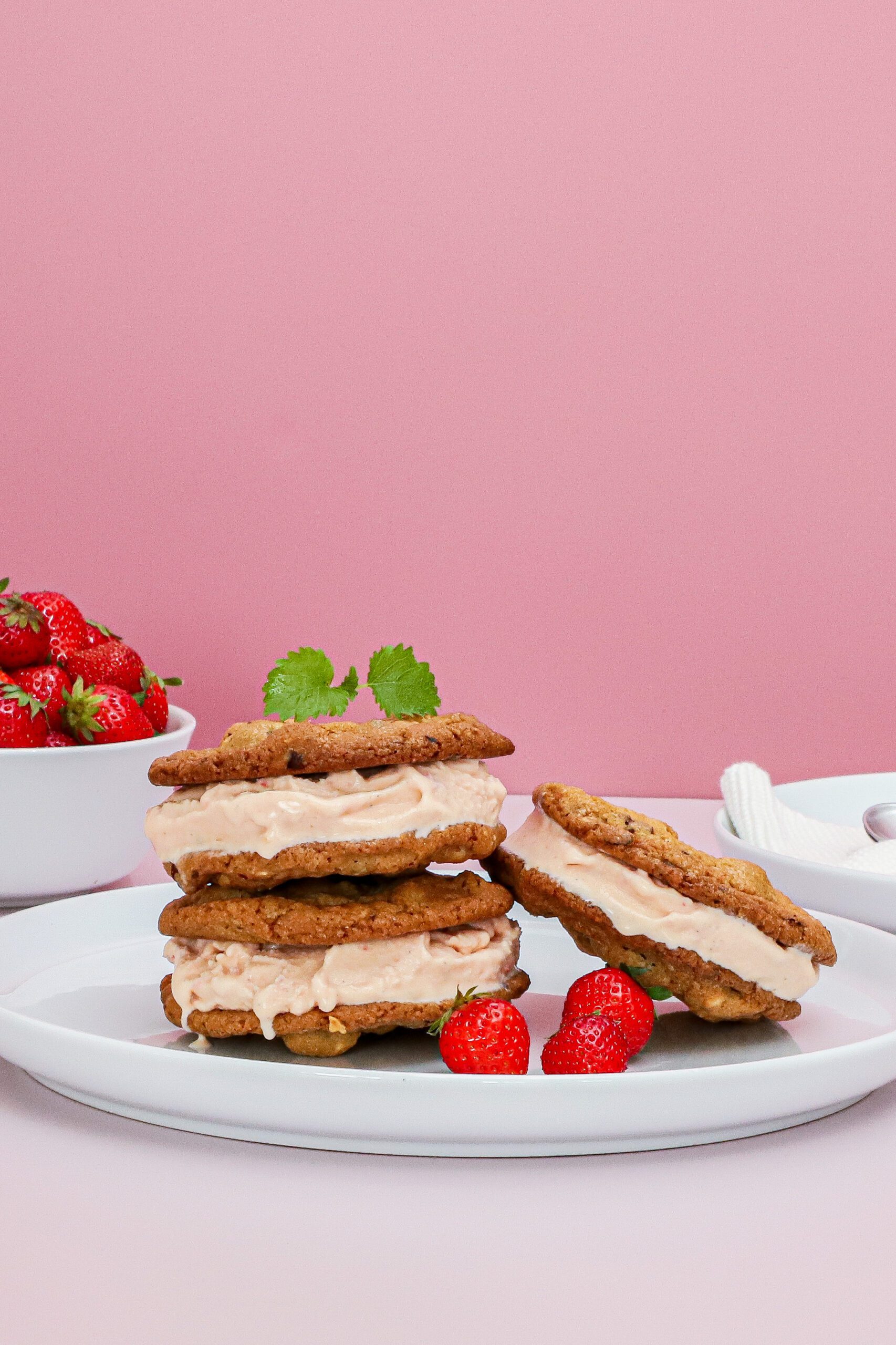 Cookie is-sandwich - Is-sandwich med jordbæris og cookies