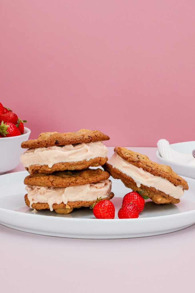Cookie is-sandwich - Is-sandwich med jordbæris og cookies