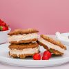 Cookie is-sandwich - Is-sandwich med jordbæris og cookies