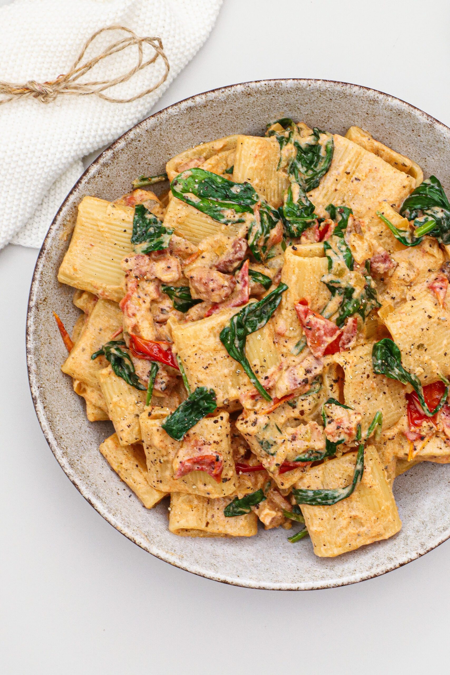 Cremet pasta med ricotta, bacon og tomater - Opskrift på nem pastaret