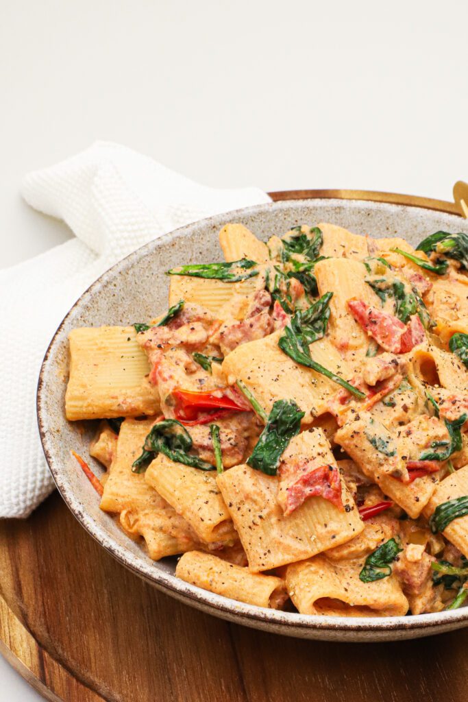 Cremet pasta med ricotta, bacon og tomater - Opskrift på nem pastaret