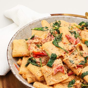Cremet pasta med ricotta, bacon og tomater - Opskrift på nem pastaret