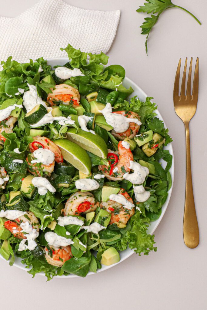 Salat med hvidløgsrejer - Opskrift med bagt squash og dilddressing