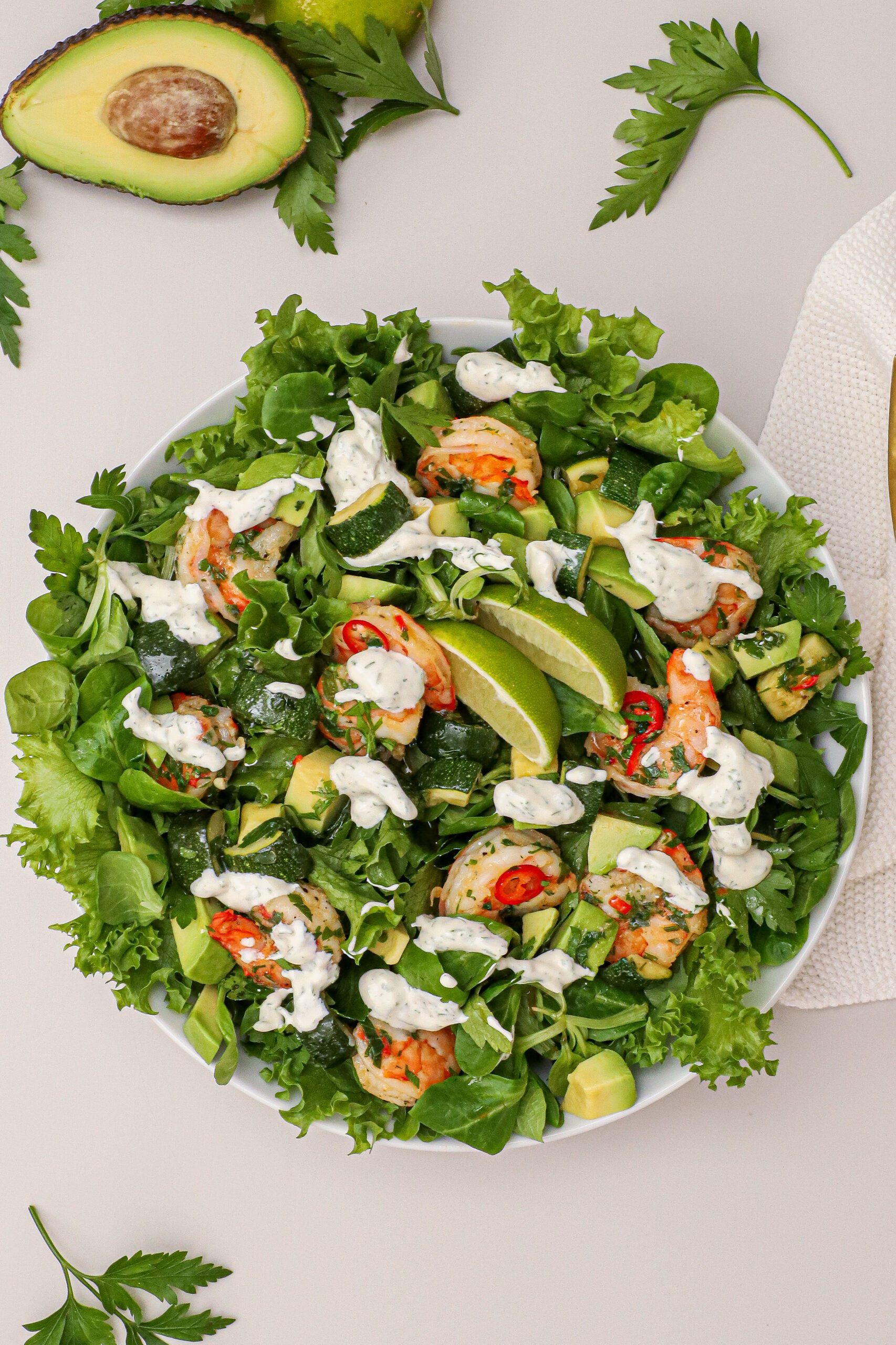 Salat med hvidløgsrejer - Opskrift med bagt squash og dilddressing