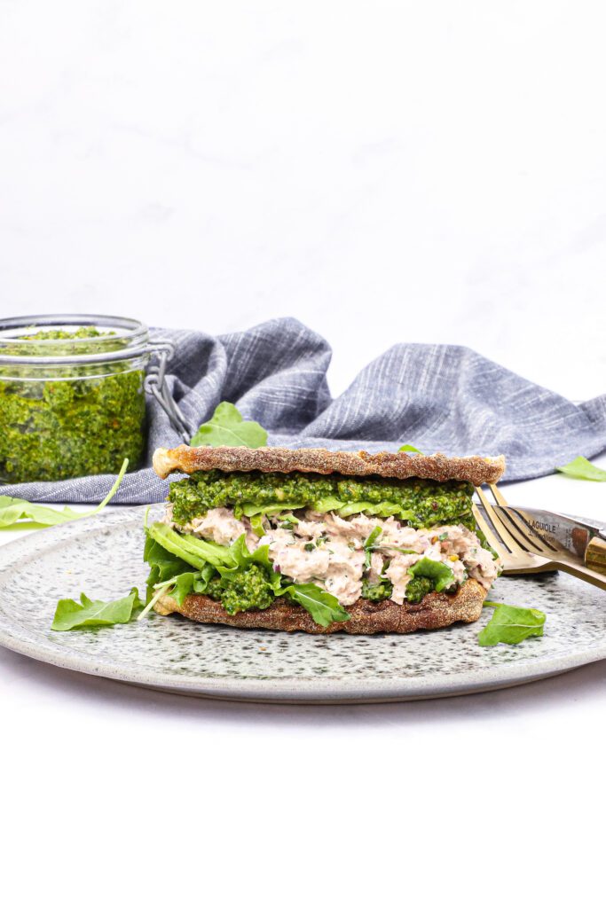 Tunsandwich med pesto og avocado - Opskrift på nem tunsandwich