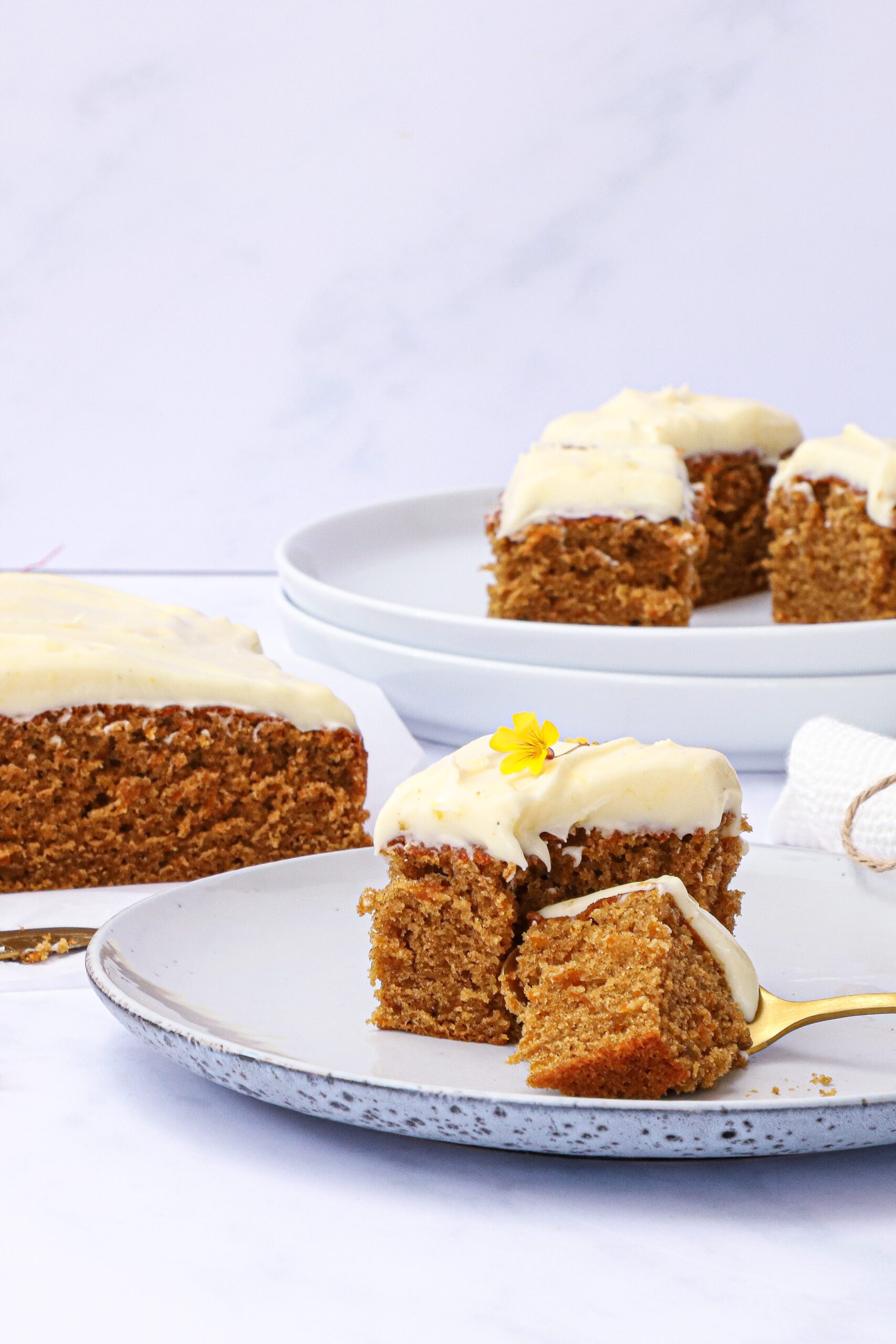 Gulerodskage med Frosting - Nem Opskrift - Svampet og Lækker