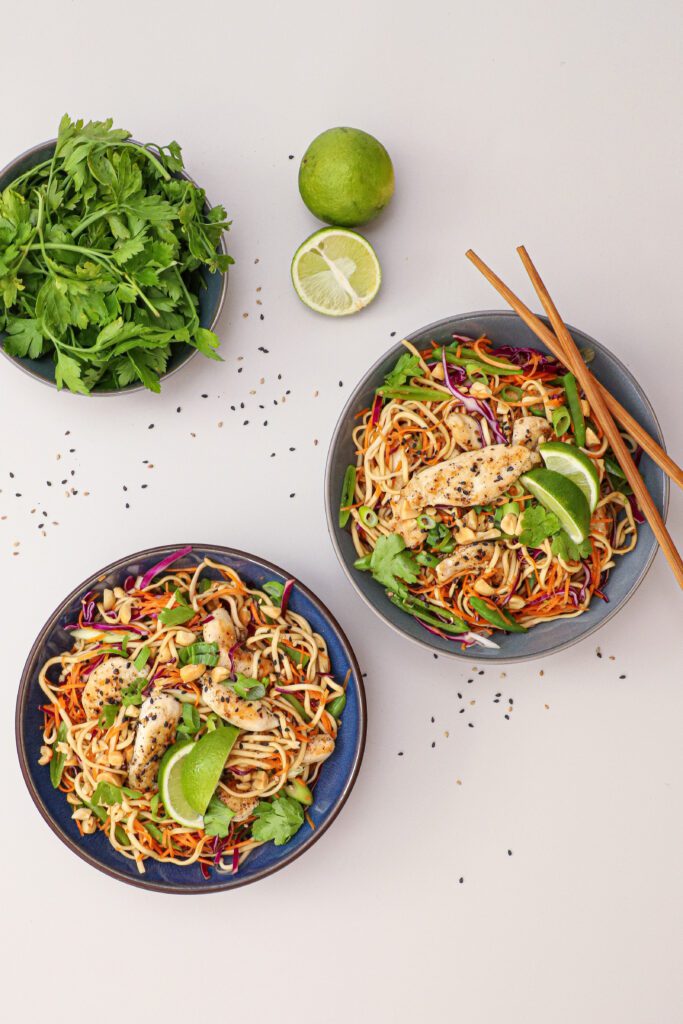 Asiatisk nudelsalat med kylling - Opskrift på nudelsalat