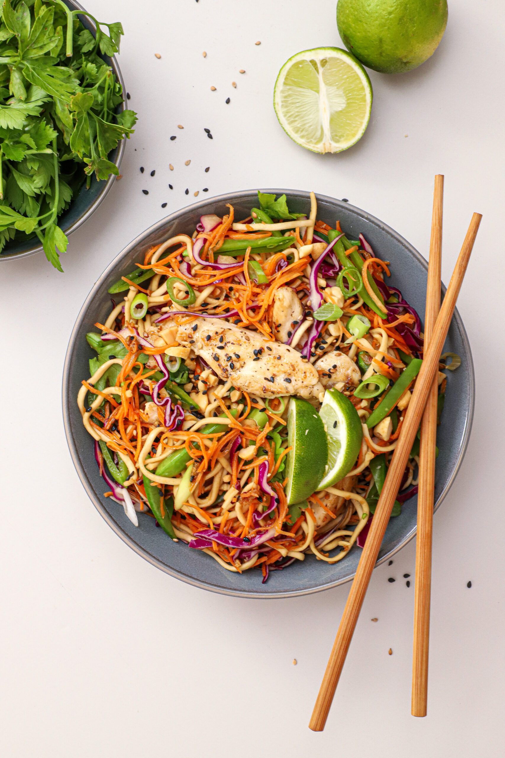 Asiatisk nudelsalat med kylling - Opskrift på nudelsalat