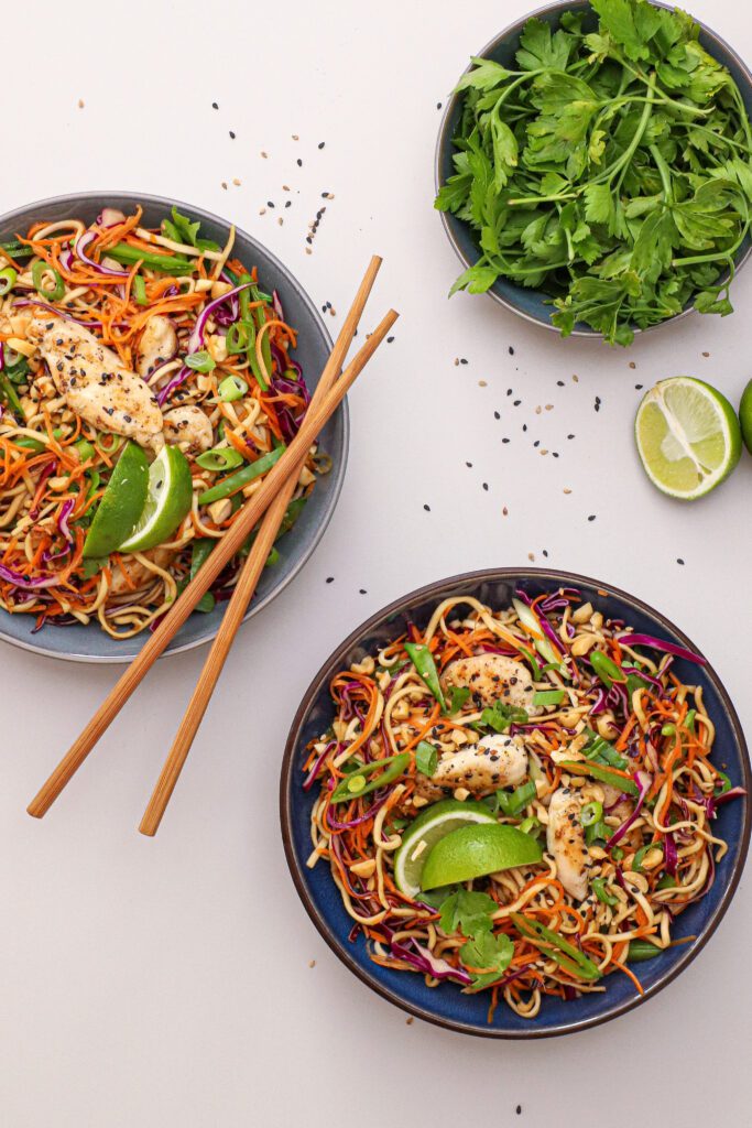 Asiatisk nudelsalat med kylling - Opskrift på nudelsalat
